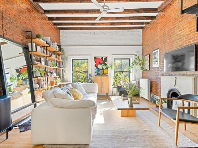 Townhouse for sale in Arverne, New York