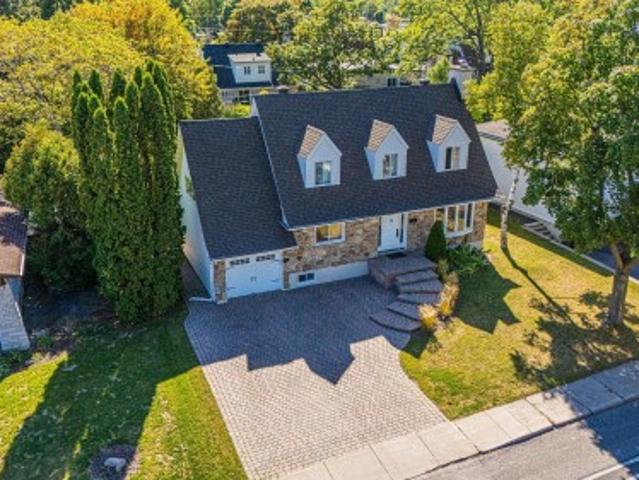 House for sale in Sainte-Dorothée, Laval (région administrative)