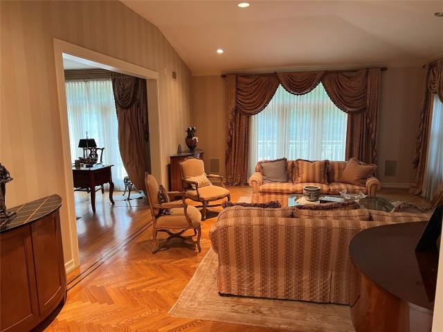 Condo for sale in Roslyn