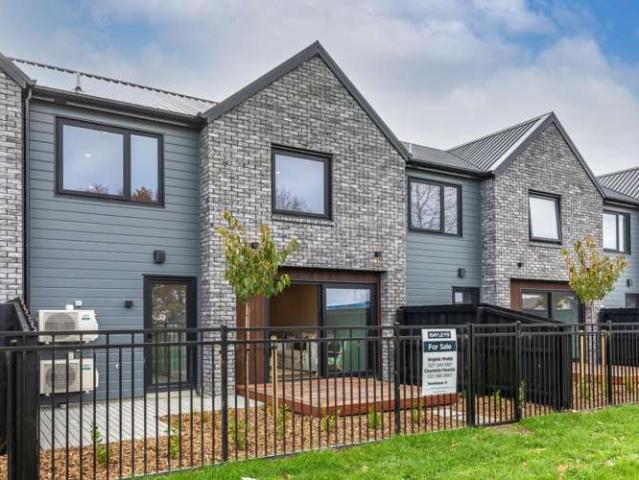 Townhouse for sale in Chaslands, Canterbury