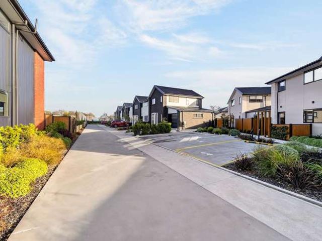 House for sale in Chaslands, Canterbury