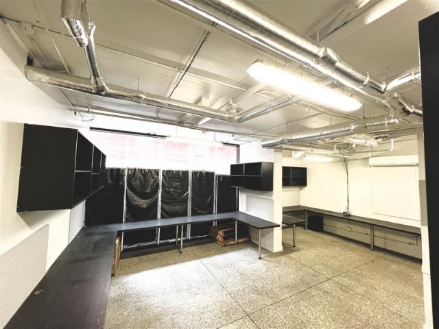 Showroom for rent in Carlton