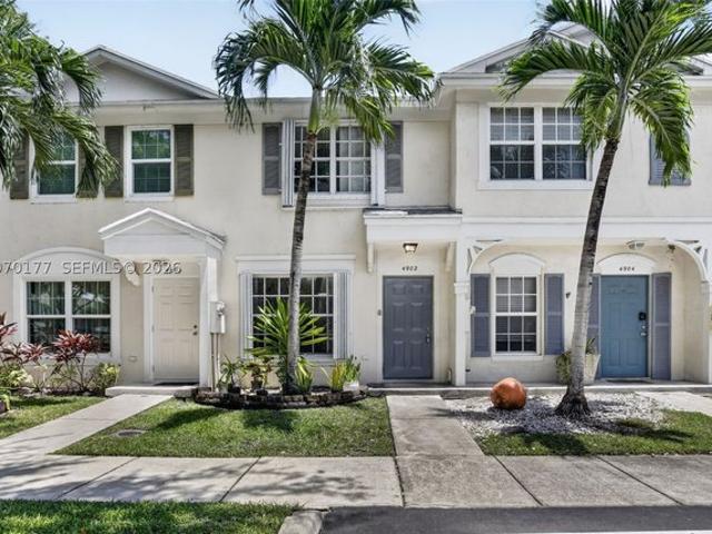 Townhouse for sale in Dania, Florida