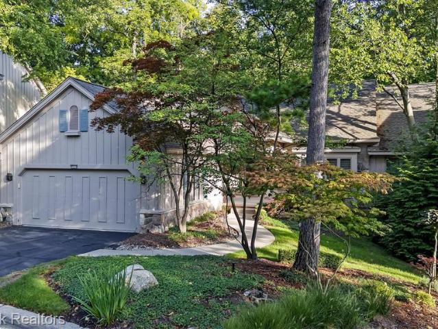 Condo for sale in Woodcliff on the Lake, West Bloomfield Township