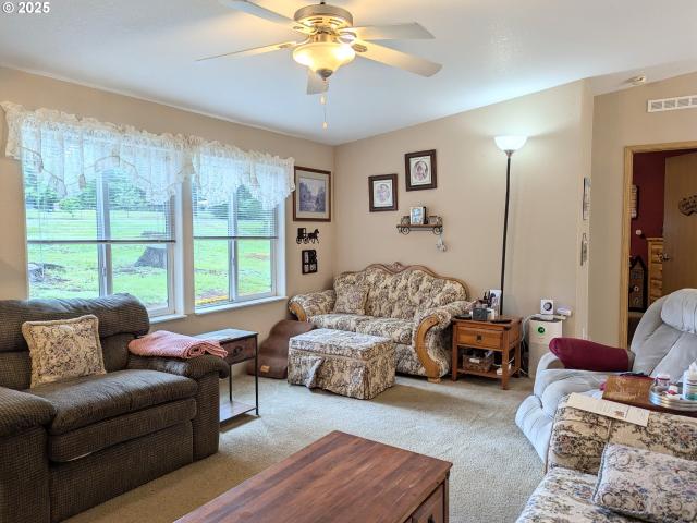 House for sale in Oakridge