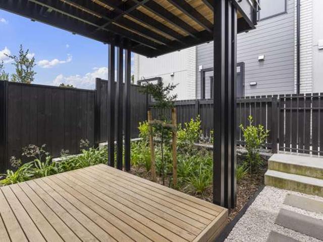 Townhouse for sale in Mount Roskill