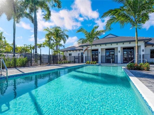 Townhouse for sale in Dania, Florida