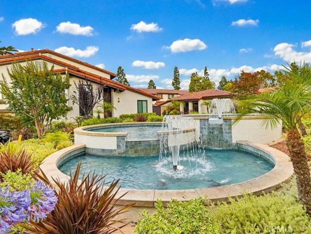 Townhouse for sale in Long Beach, California