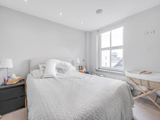 Apartment for rent in Walham Green, Greater London