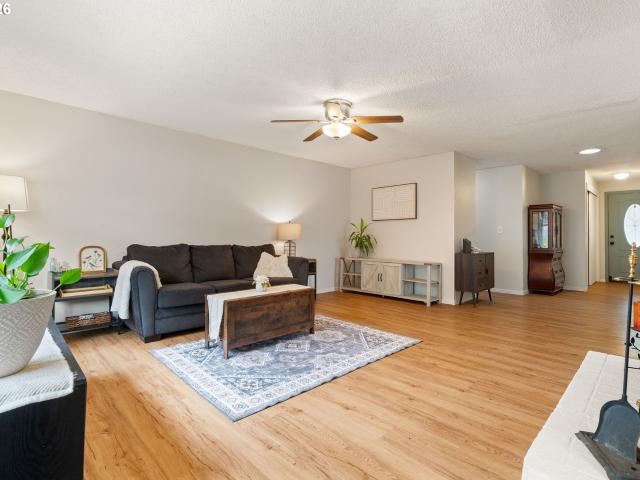 House for sale in Jennings Lodge, Milwaukie