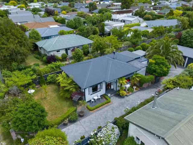 House for sale in Chaslands, Canterbury