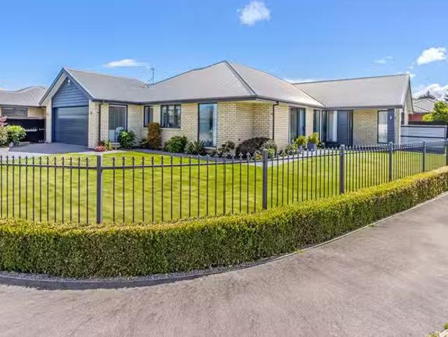 House for sale in Chaslands, Canterbury