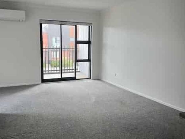 Townhouse for rent in West Hills, Henderson-Massey
