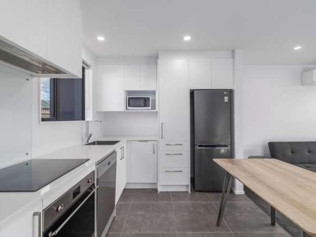 Townhouse for sale in Chaslands, Canterbury