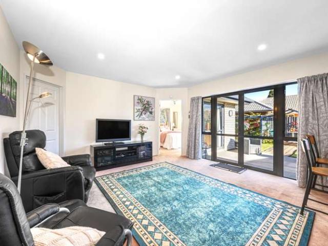House for sale in Chaslands, Canterbury