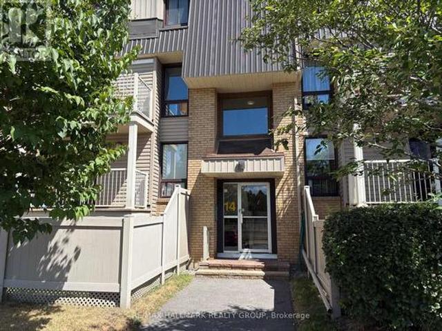 Townhouse for sale in Barrhaven West, Ottawa