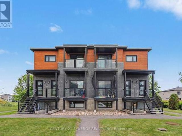 Townhouse for rent in Russell, Ontario