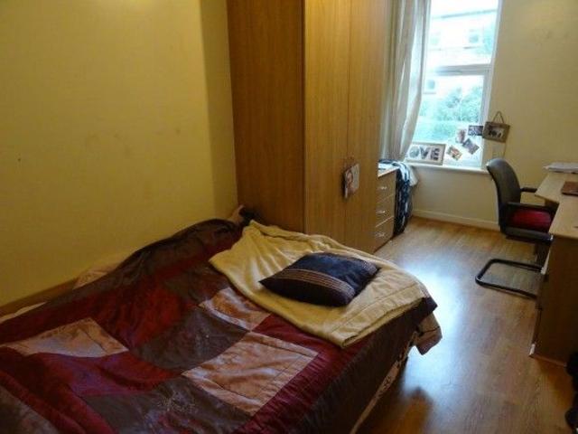 Room for rent in Hyde Park, West Yorkshire