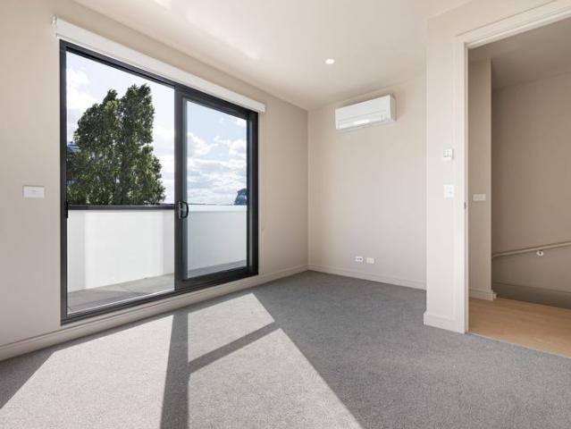 Townhouse for rent in Garden City, Melbourne