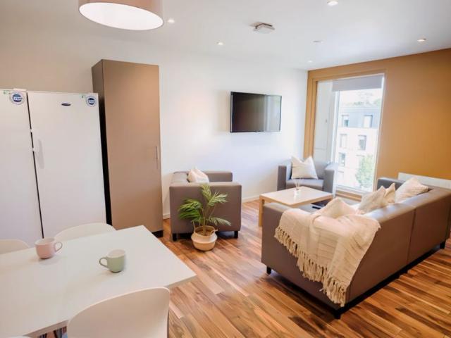 Room for rent in Row Town, Surrey