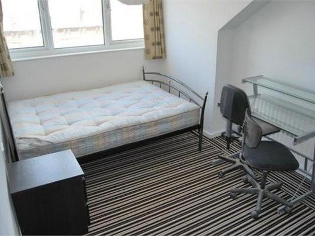 Room for rent in Hyde Park, West Yorkshire