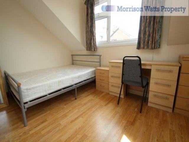 Room for rent in Hyde Park, West Yorkshire