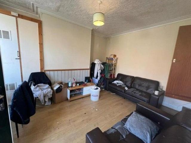 Room for rent in Hyde Park, West Yorkshire