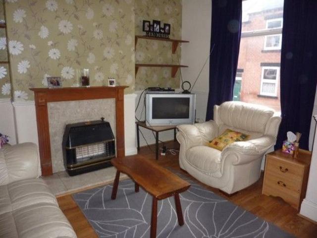 Room for rent in Hyde Park, West Yorkshire