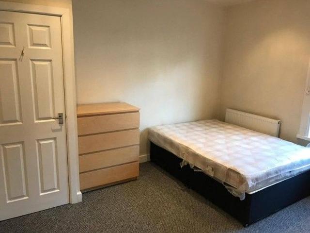 Room for rent in Hyde Park, West Yorkshire