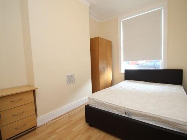 Room for rent in Hyde Park, West Yorkshire