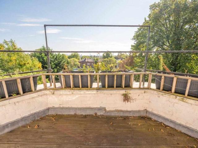 Flat for sale in NW3, London