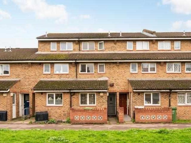 Flat for sale in SE17, London