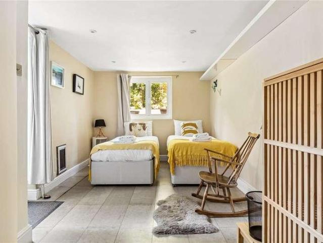 Flat for sale in Islington, Greater London