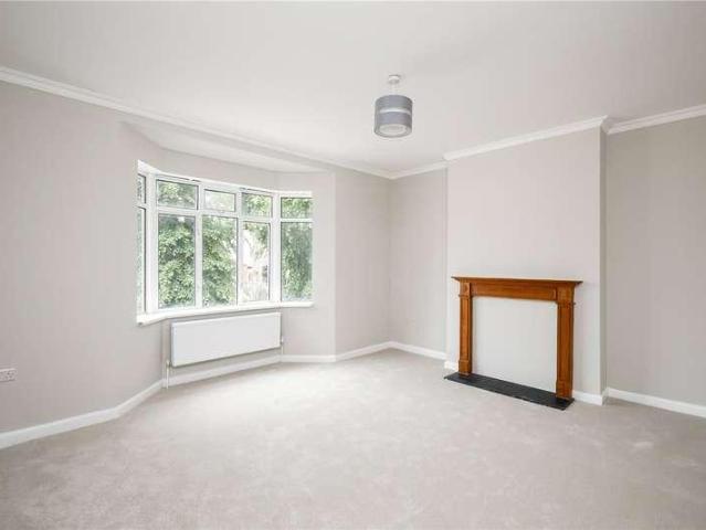 Flat for sale in London Borough of Ealing, Greater London