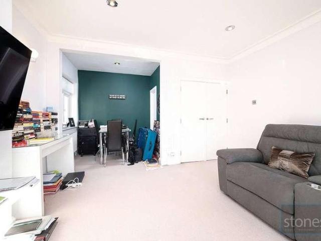 Flat for sale in The Hale, Mill Hill