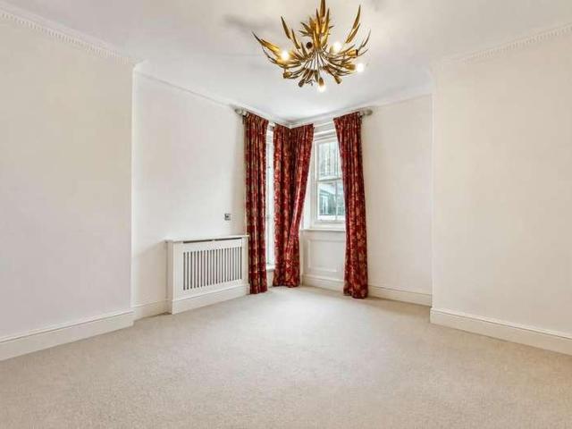 Flat for sale in Brompton, Greater London