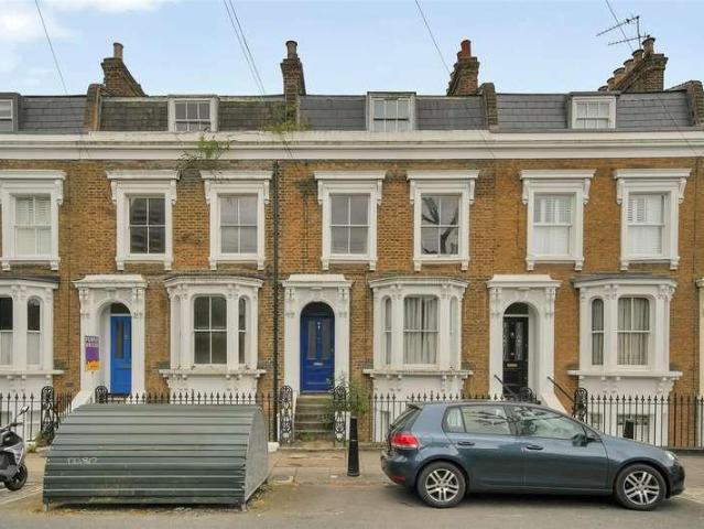 Flat for sale in Bromley-by-Bow, Bow