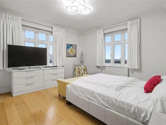 Flat for sale in St. John's Wood, Greater London