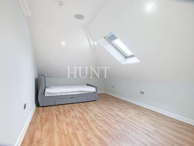 Flat for sale in Woodford Bridge, Greater London