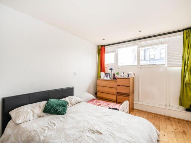 Flat for sale in West Norwood, Greater London