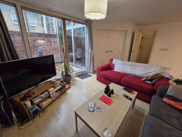 Flat for sale in Walworth, Greater London