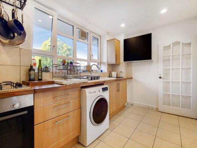 Flat for sale in Furzedown, Greater London