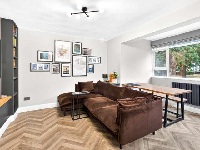 Flat for sale in London Borough of Wandsworth, Greater London