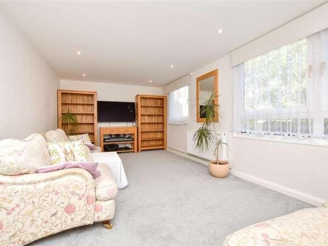 Flat for sale in Wallington, Greater London
