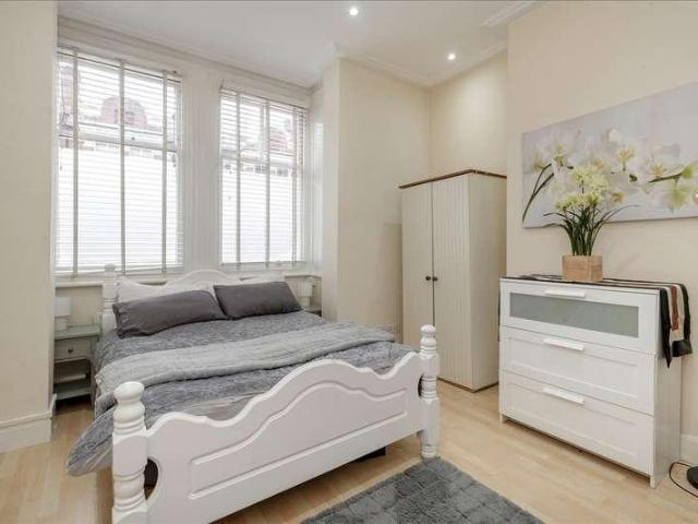 Flat for sale in Shepherd's Bush, Greater London