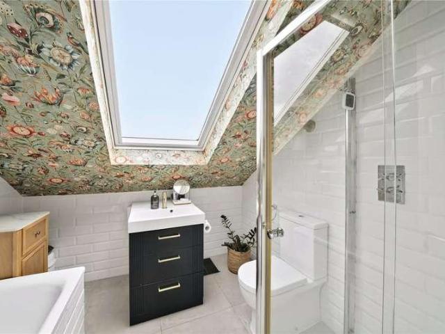 Flat for sale in London Borough of Wandsworth, Greater London