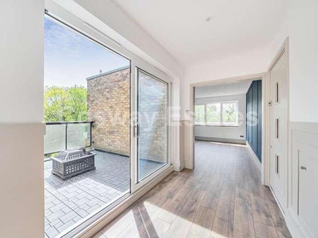 Flat for sale in Mill Hill, Greater London