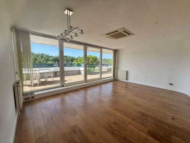 Flat for sale in London Borough of Croydon, Purley