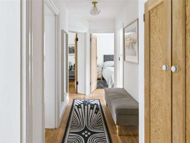 Flat for sale in Streatham, Greater London