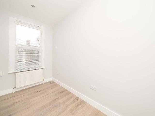 Flat for sale in London Borough of Ealing, Greater London
